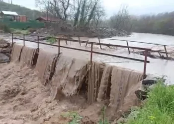 Bursa’da aşırı yağışlar köprüyü trafiğe kapattı