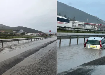 Bursa’da su birikintisine giren otomobil mahsur kaldı