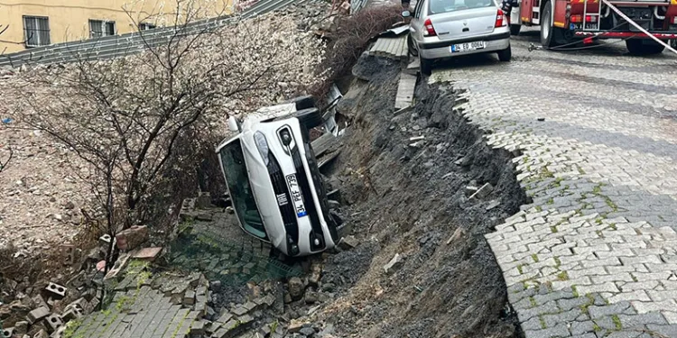 Üsküdar’da yol çöktü: Otomobil çukura düştü