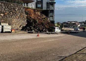 Mudanya’da yağmura dayanamayan istinat duvarı çöktü