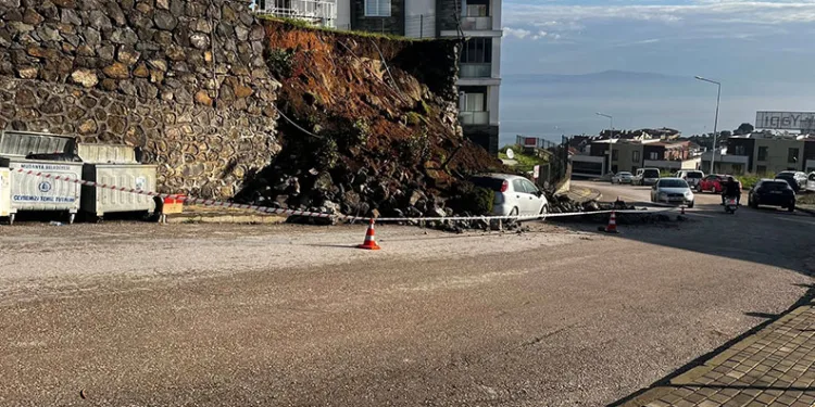 Mudanya’da yağmura dayanamayan istinat duvarı çöktü