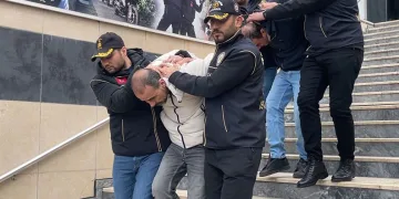 Eşiyle ilişkisi olduğunu düşündüğü adamı öldürdü