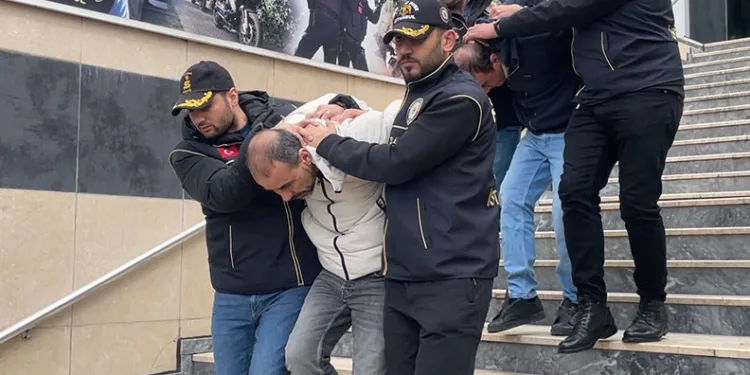 Eşiyle ilişkisi olduğunu düşündüğü adamı öldürdü