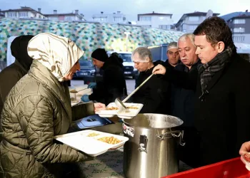Osmangazi Belediyesi’nin iftar sofrasında yüzlerce kişi bir araya geldi