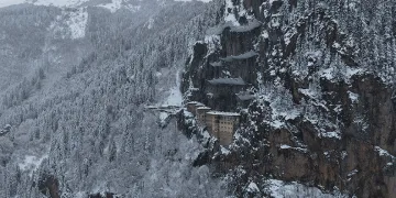 Sümela Manastırı beyaza, Altındere Vadisi sessizliğe büründü