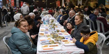 Ramazan’ın bereketi 1050 konutlar’da paylaşıldı