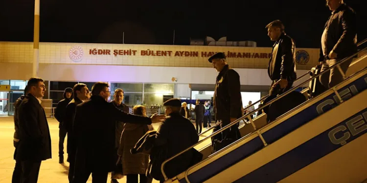 Bakü-Nahçıvan seferini yapan yolcu uçağı saldırı nedeniyle Iğdır’a indi