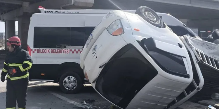 Bilecik’te halk minibüsü ile kamyonet çarpıştı: 9 yaralı
