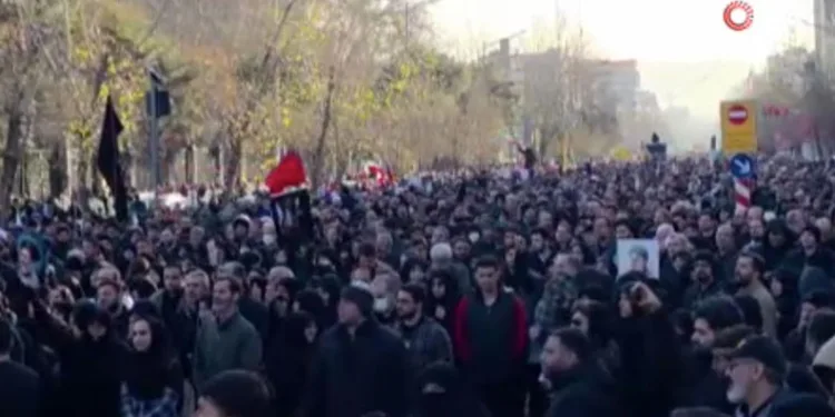 Hamaney’in ölümünün ardından yüz binler sokakta