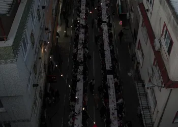Yüzlerce metre uzayan sofrada 4 bin 500 kişi iftar yaptı
