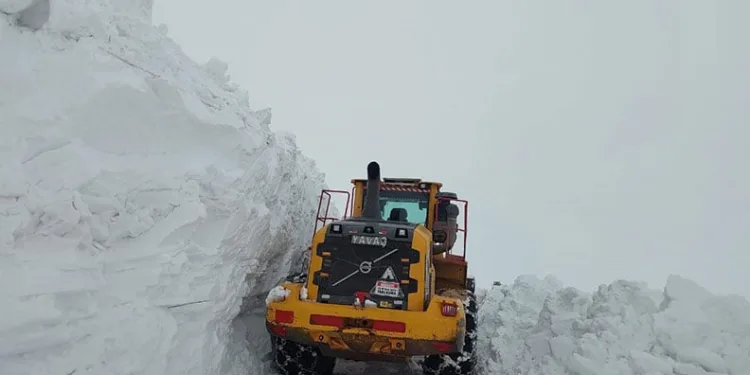 Hakkari’de kapanan tüm köy ve mezra yolları yeniden açıldı