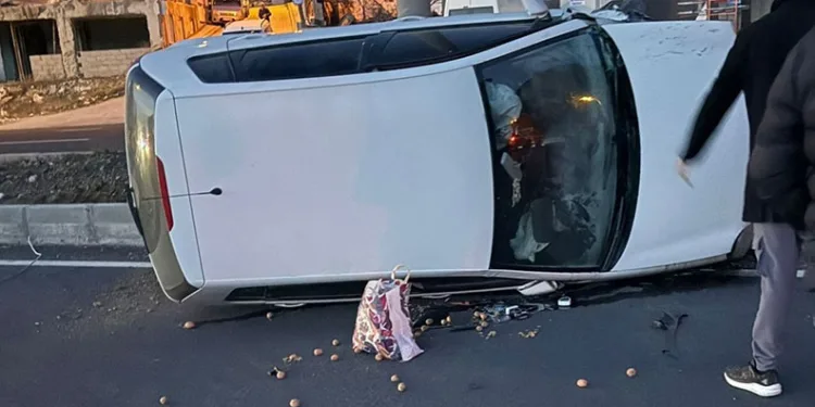 Denizli-Serinhisar karayolunda 2 araç takla attı; 5 yaralı