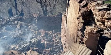 Yanan evden parasını kurtarmak isterken ağır yaralandı