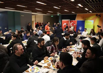 Mustafa Bozbey, gençlere sahur yaptı