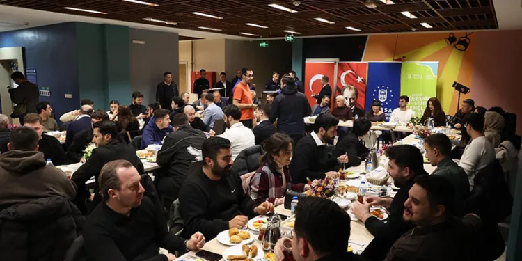 Mustafa Bozbey, gençlere sahur yaptı