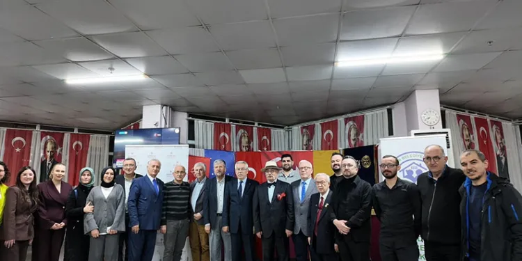 Sağlık çalışanları, huzur evi sakinleriyle iftarda