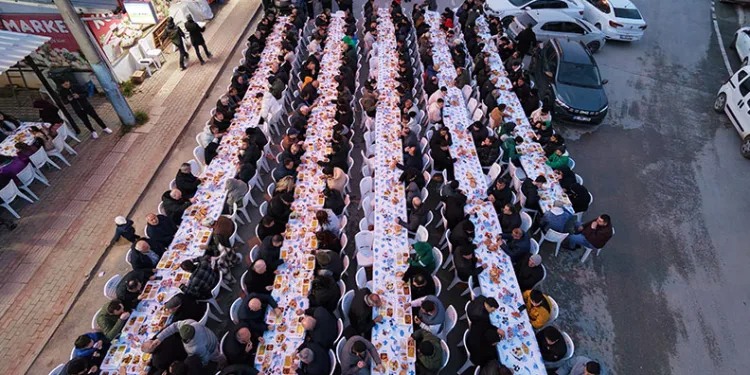 Bursa’da bin 500 kişi sokak iftarında buluştu