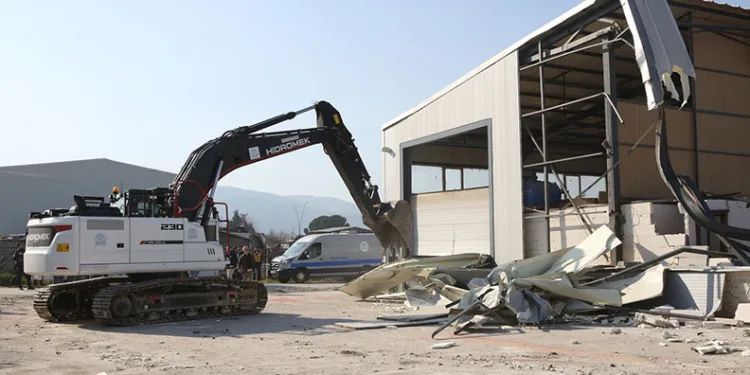Nilüfer’de 4 kaçak bina yıkıldı