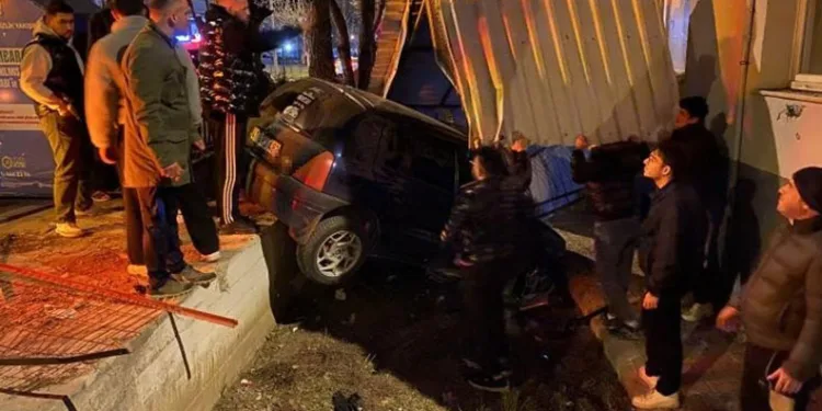 Bursa’da kontrolden çıkan araç apartmanın bahçesine savruldu