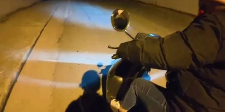 Annesine gece motor sürmeyi öğretti