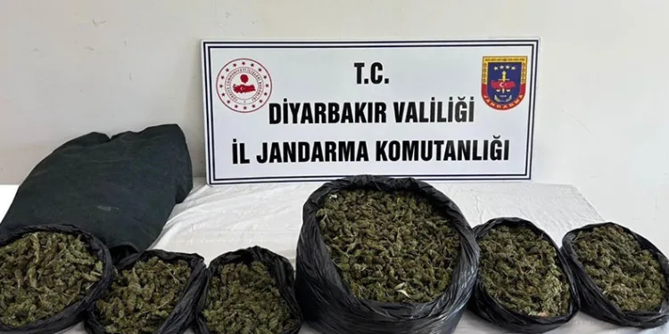 Diyarbakır’da 129 kilo uyuşturucu ve hap ele geçirildi: 21 şüpheliye yasal işlem