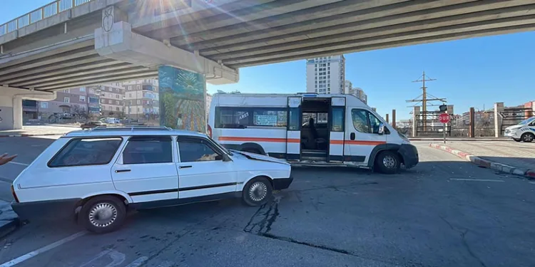 Karaman’da yolcu minibüsü ile otomobil çarpıştı: 2 yaralı