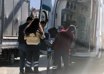 Bursa’da kontrolden çıkan motosiklet devrildi : 4 yaralı