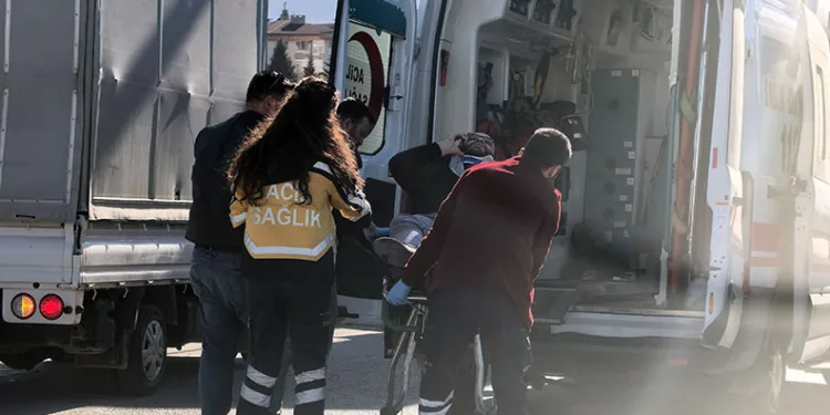Bursa’da kontrolden çıkan motosiklet devrildi : 4 yaralı