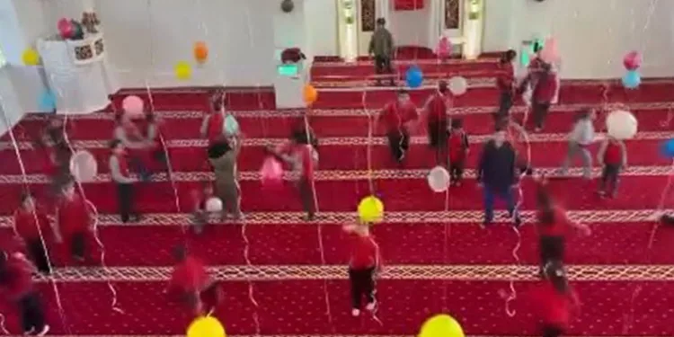 İmam ve eşinden çocuklar için camide renkli süsleme