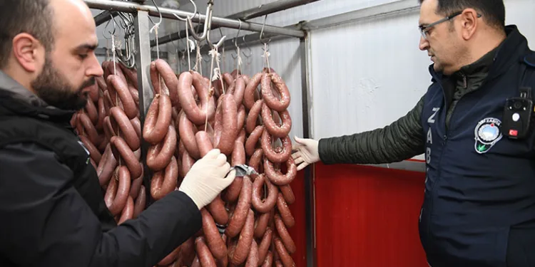 Bursa’da 700 kilo bozuk sucuk imha edildi