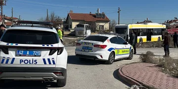 Servis aracı belediye otobüsüyle çarpıştı: 20 yaralı