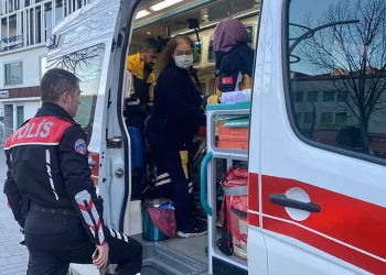 Cadde ortasında boynuna ve yüzüne kesikler attı