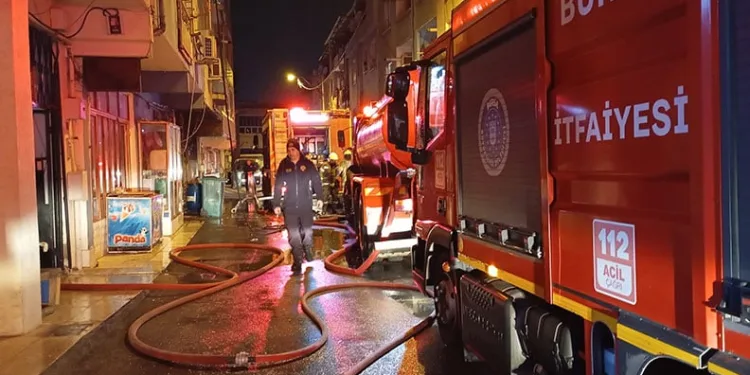 Bursa’da apartmanın çatı katında yangın