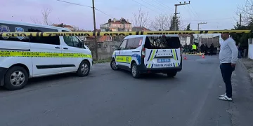 Çöp toplayan kadın kamyonun altında can verdi