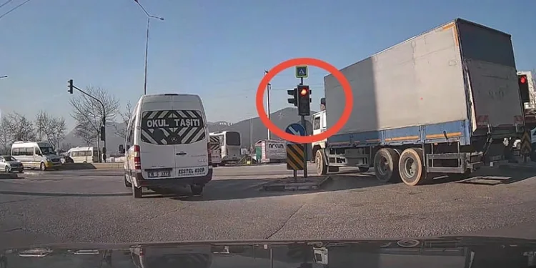 Bursa’da sürücüler kırmızı ışıkta durmadı