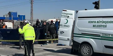 Kırmızı ışıkta bekleyen hafif ticari araca motosiklet çarptı: 1 ölü