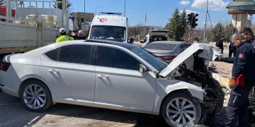 Elazığ’da otomobiller çarpıştı: 6 yaralı
