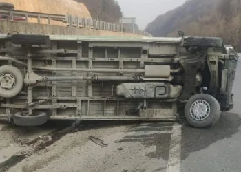 Bursa’da kontrolden çıkan minibüs takla attı, sürücü yaralandı
