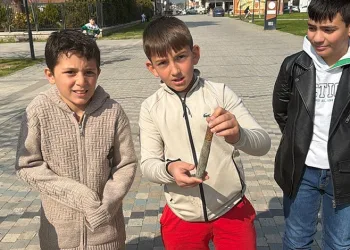 İznik Gölü kıyısında oynayan çocuklar top mermisi buldu
