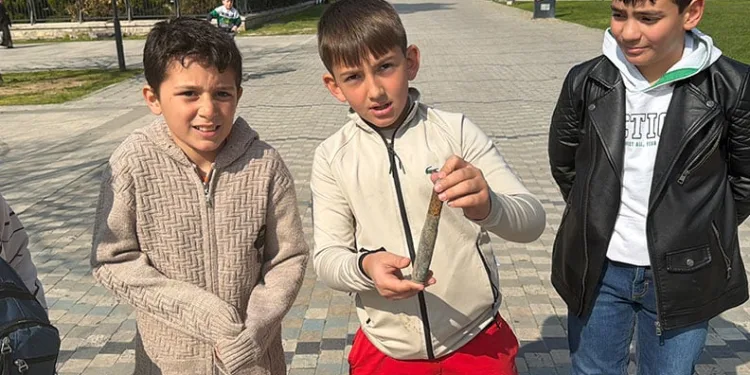 İznik Gölü kıyısında oynayan çocuklar top mermisi buldu