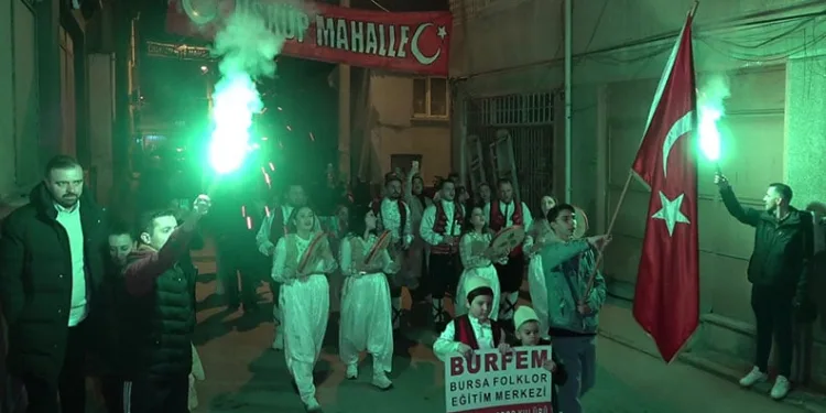 Bursa’da sokak sokak dolaşıp börek topladılar