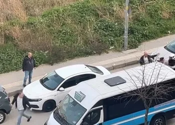 Bursa’da otomobil sürücüsü motosikletliye copla saldırdı