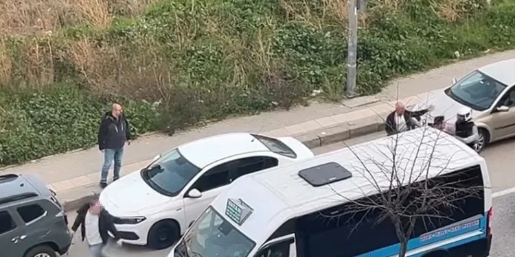 Bursa’da otomobil sürücüsü motosikletliye copla saldırdı