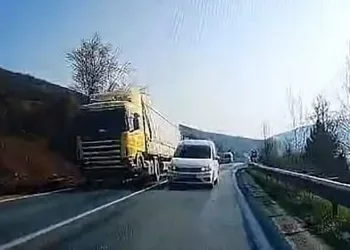 Bursa’da hatalı sollama yaptı, facia teğet geçti