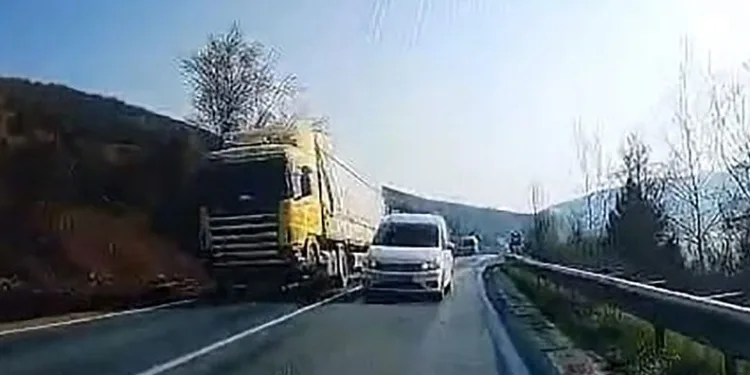 Bursa’da hatalı sollama yaptı, facia teğet geçti