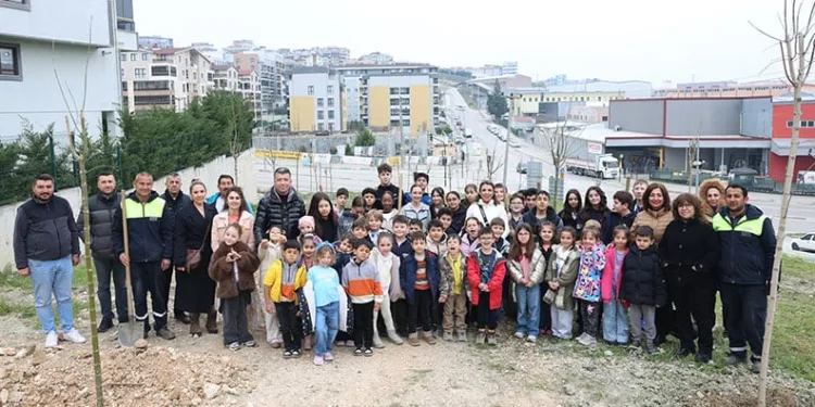 Nilüfer’de minikler doğa için fidan dikti