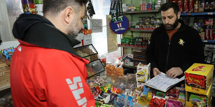 Mahallenin bakkal borcunu ödeyip, veresiye defterini yaktı