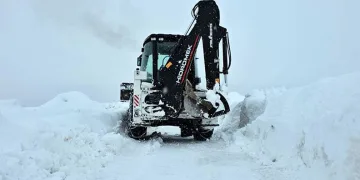 Süphan Dağı tırmanışına tipi ve kar engeli