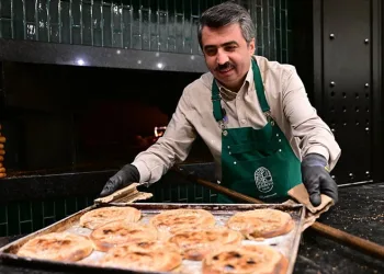 Oktay Yılmaz önce pişirdi sonra ikram etti