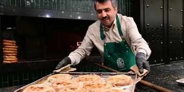 Oktay Yılmaz önce pişirdi sonra ikram etti